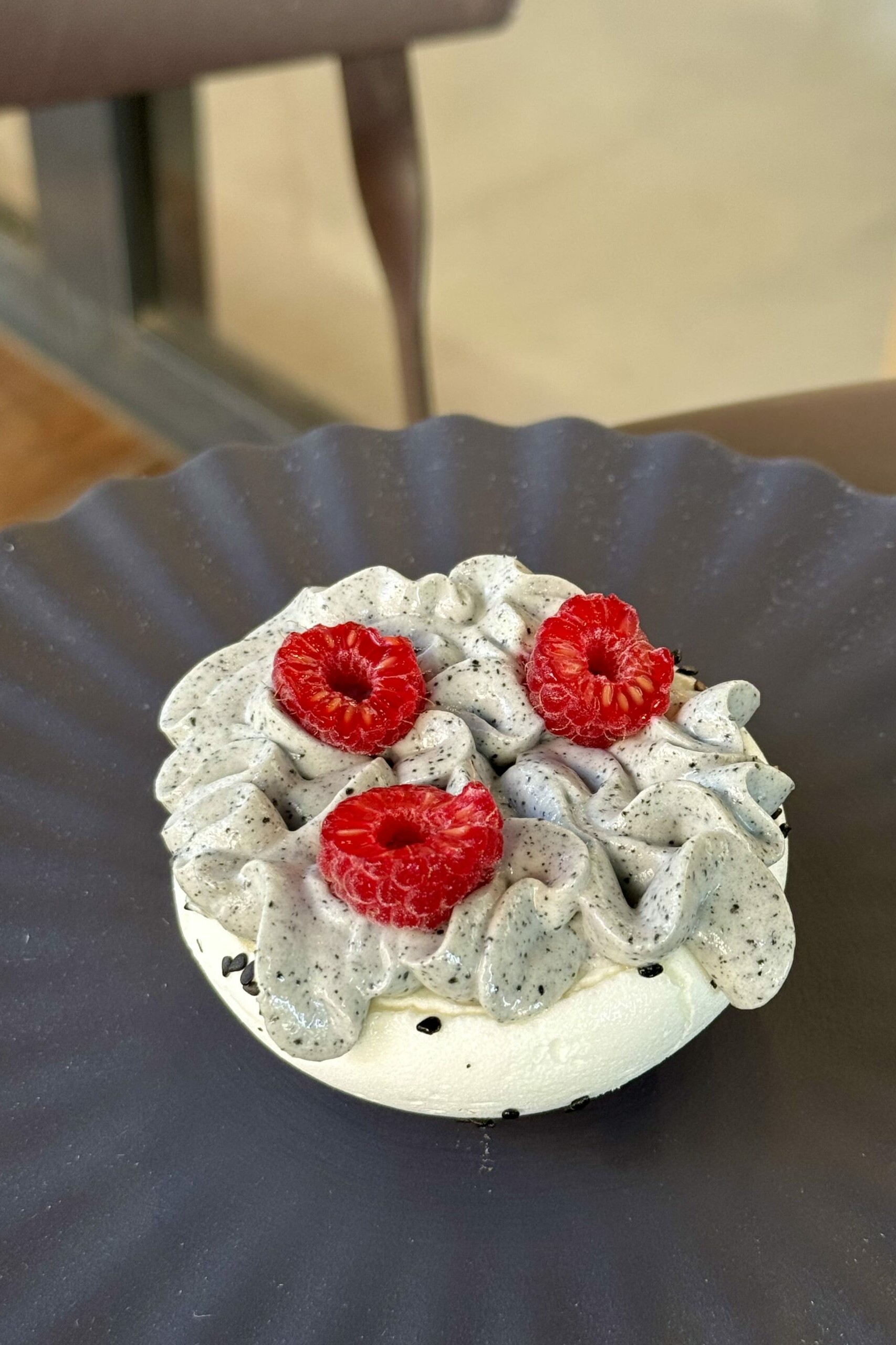 Pavlova framboise sésame noir