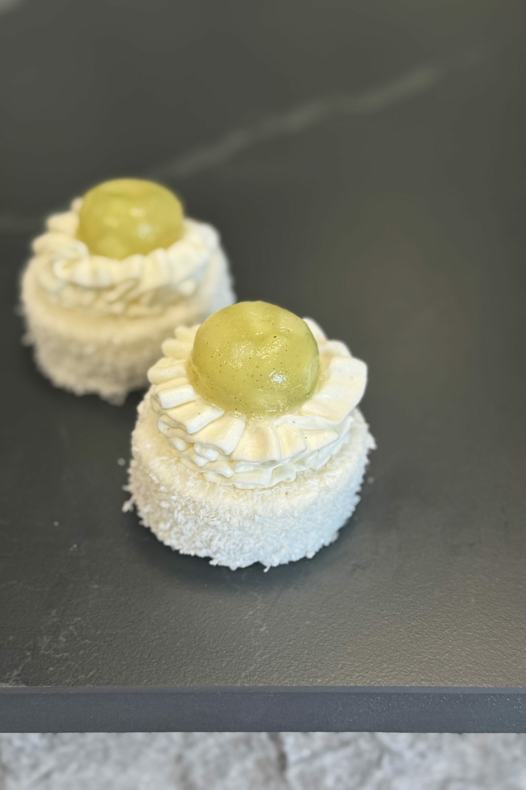 Biscuit coco, croustillant noix de coco, compotée pomme granny smith, confit citron, mousse noix de coco.