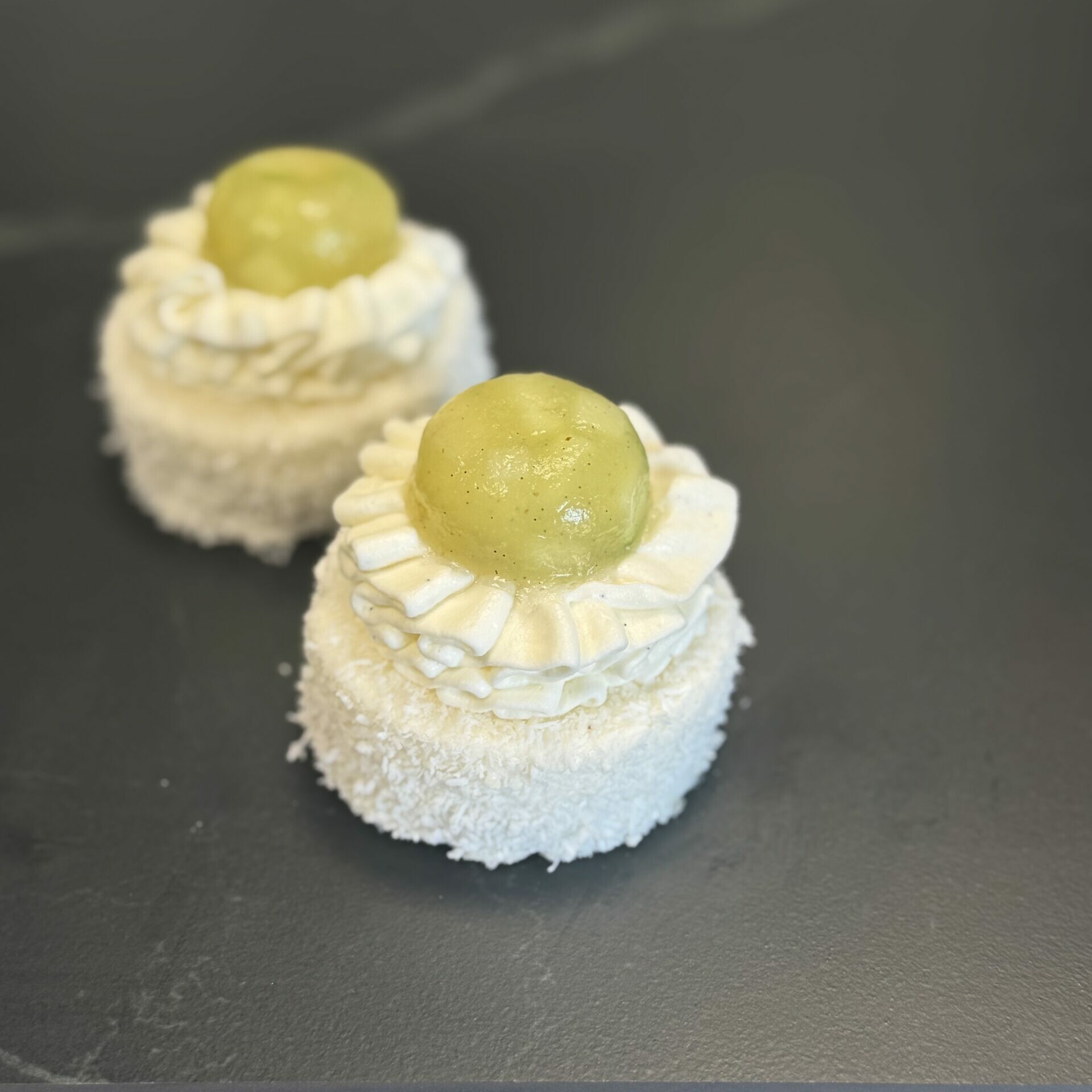 Biscuit coco, croustillant noix de coco, compotée pomme granny smith, confit citron, mousse noix de coco.