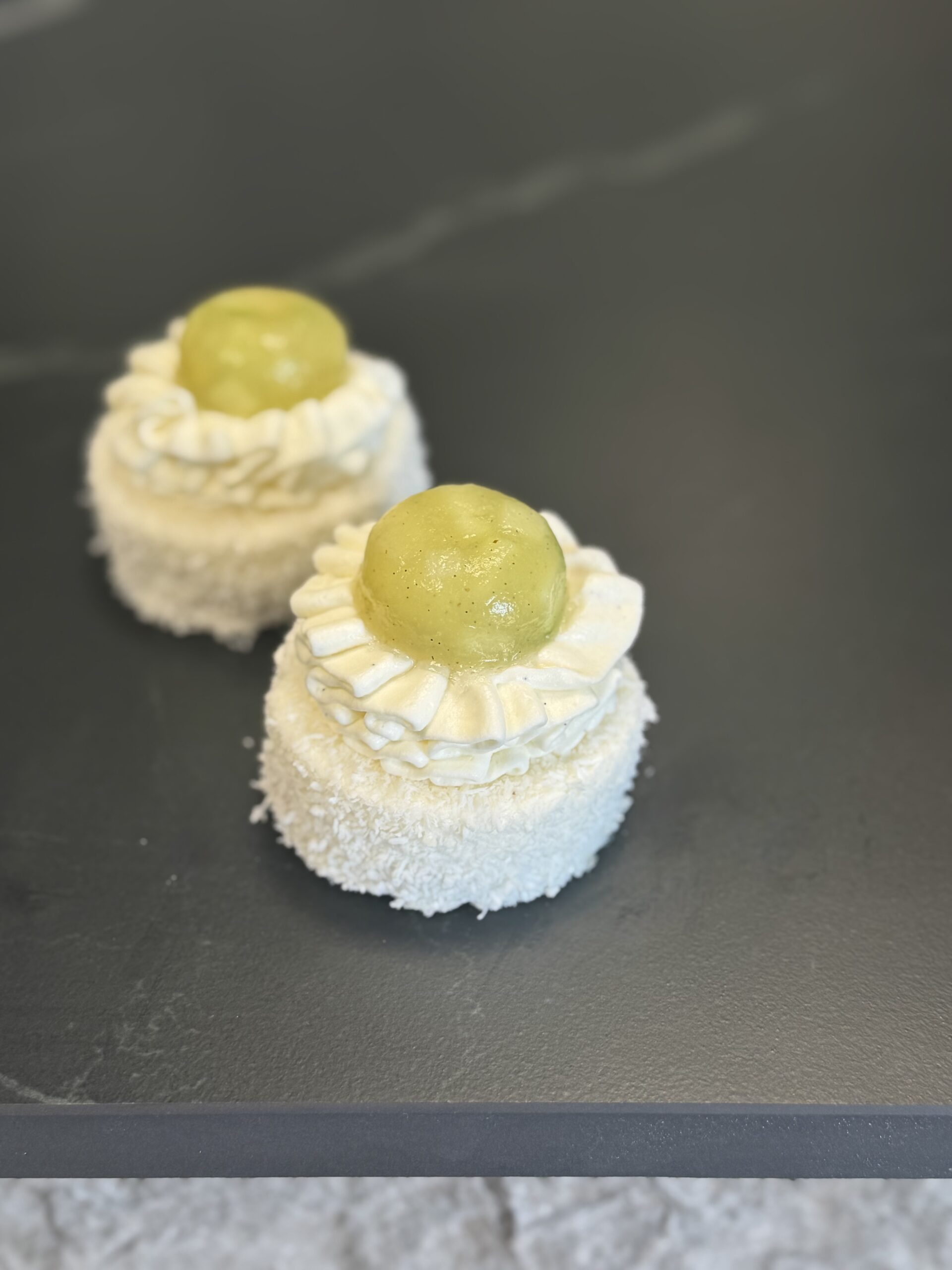 Biscuit coco, croustillant noix de coco, compotée pomme granny smith, confit citron, mousse noix de coco.