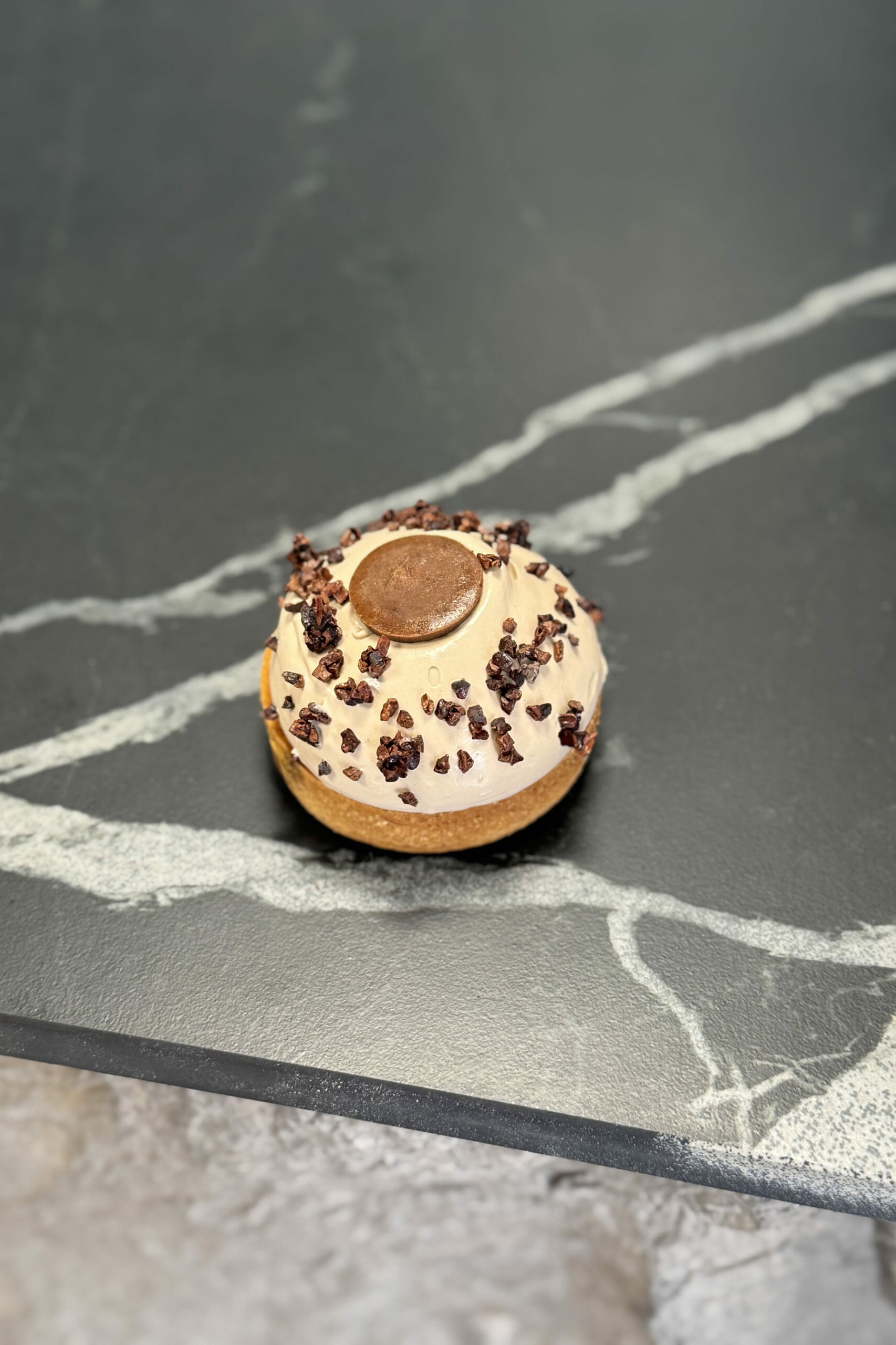 Pâte sucrée, croustillant feuillantine grué, crémeux grué de cacao, ganache montée chocolat, praliné grué, grué caramélisé.