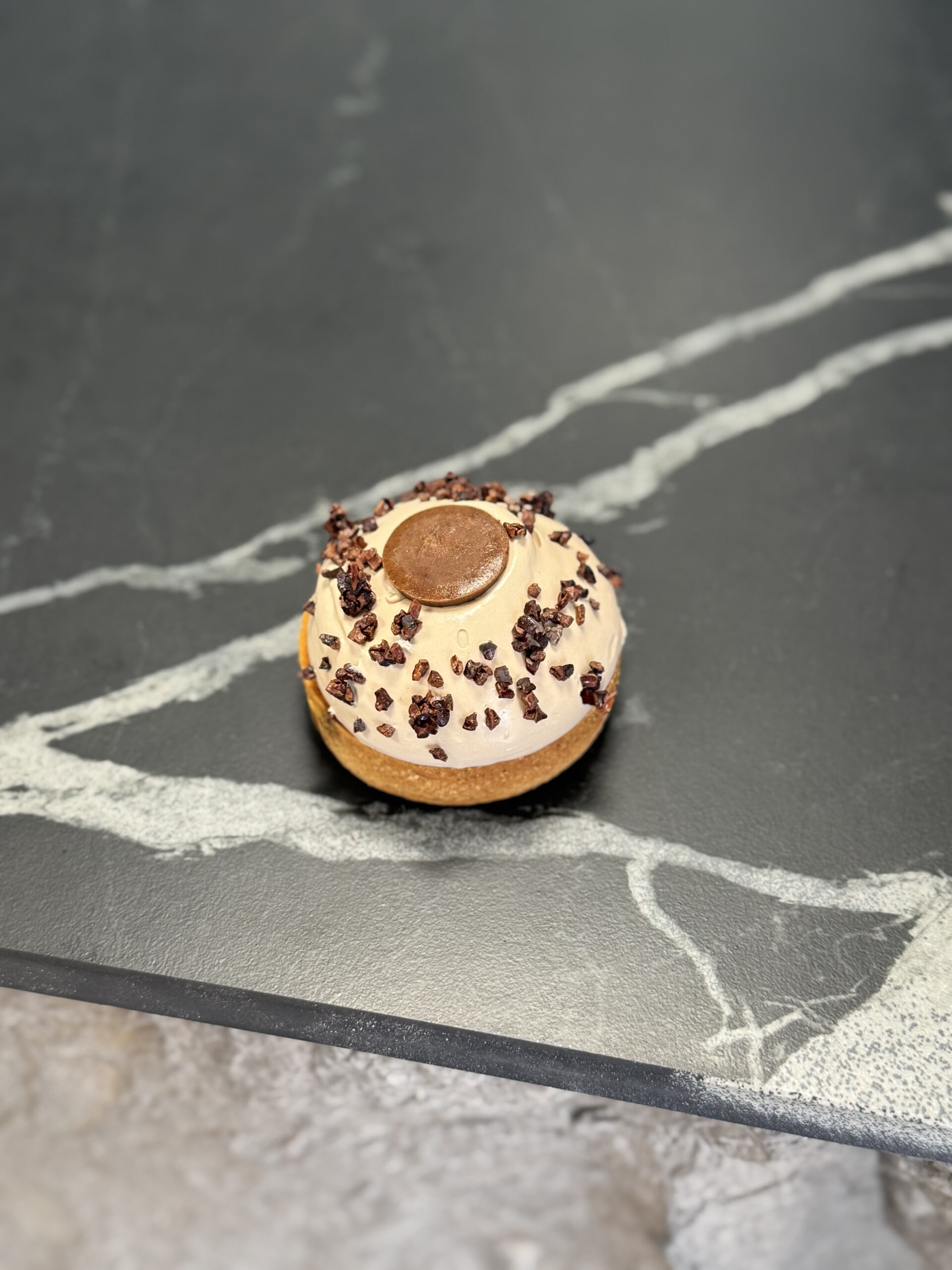Pâte sucrée, croustillant feuillantine grué, crémeux grué de cacao, ganache montée chocolat, praliné grué, grué caramélisé.